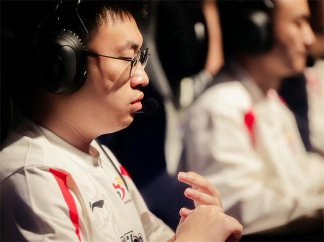 爱游戏登录入口 -关于清晨社区盾焦点战，皇家社会主帅复盘，质疑声仍在，轮换策略成焦点的信息